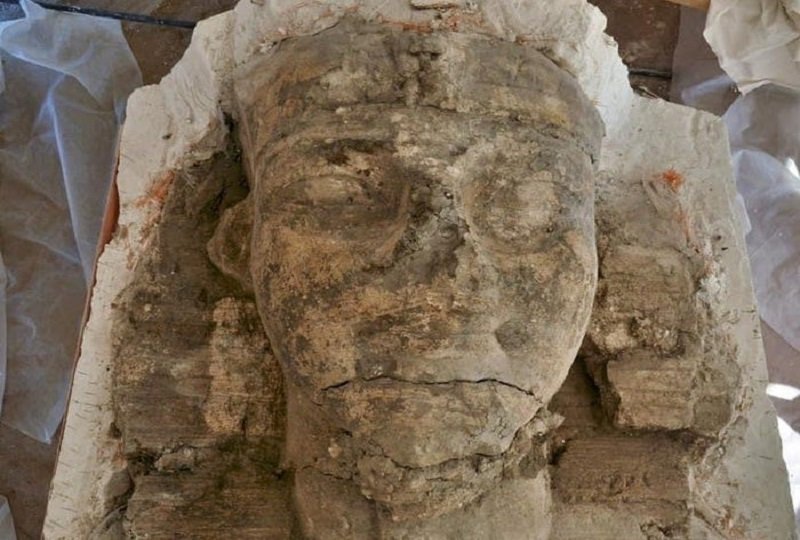 علماء آثار يكتشفون تمثالي أبو الهول في معبد ملايين السنين في الأقصر بمصر!