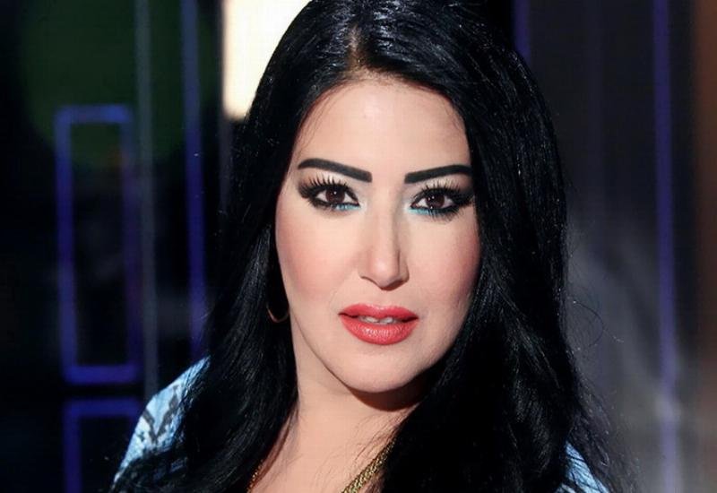 كيف علقت الفنانة سمية الخشاب بعد ظهور طليقها أحمد سعد بملابس شفافة؟!