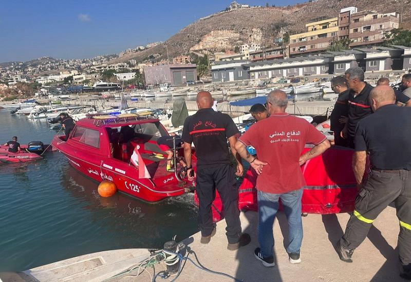 الدفاع المدني يعالج بقعة تلوث بحري على شاطئ الجية 